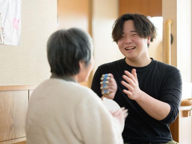廊下での交流 廊下 廊下ではスタッフと入居者が和やかに交流し、明るい雰囲気が広がっています。