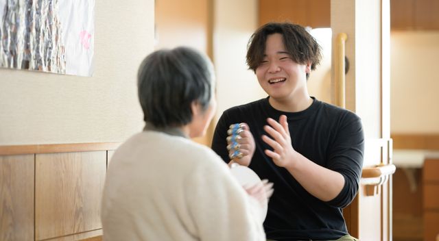 廊下での交流 廊下 廊下ではスタッフと入居者が和やかに交流し、明るい雰囲気が広がっています。