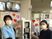 スタッフ2人と自販機の休憩室  