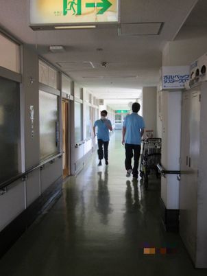 広い廊下  