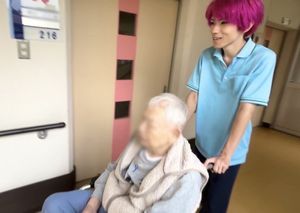 車椅子の移動を手伝う廊下
