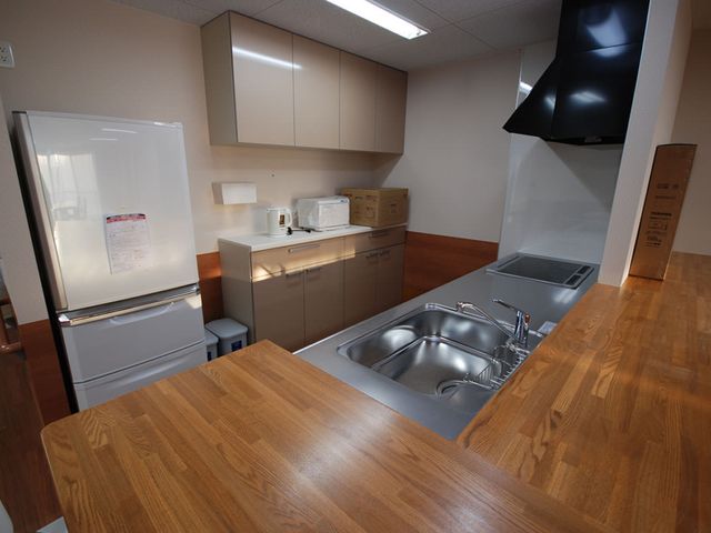 明るいキッチン空間 キッチン 広々としたキッチンで、調理しやすく整っています。自然光が差し込み、明るい雰囲気が魅力です。