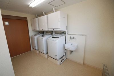 洗濯機と洗面台の部屋