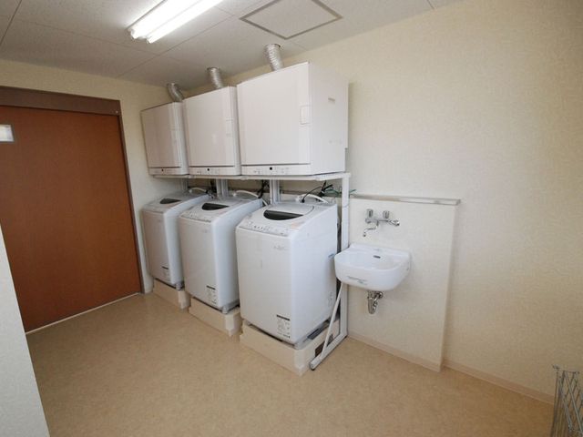 洗濯機と洗面台の部屋 コインランドリー 使いやすさを考慮したコインランドリーです。清潔な環境で業務に集中できます。