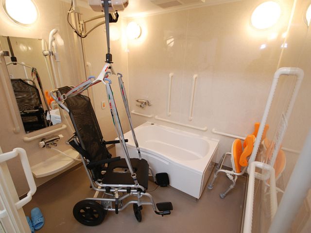 設備の整った浴室 浴室 車椅子対応の快適な空間で、ご利用者様が安心して入浴できる設備が整っています。