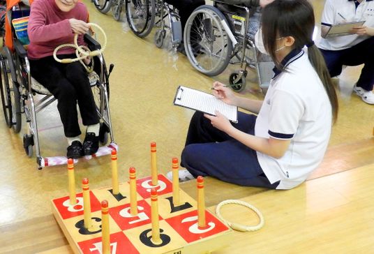 ゲームに興じる人々