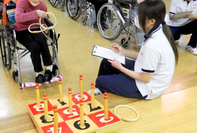 ゲームに興じる人々