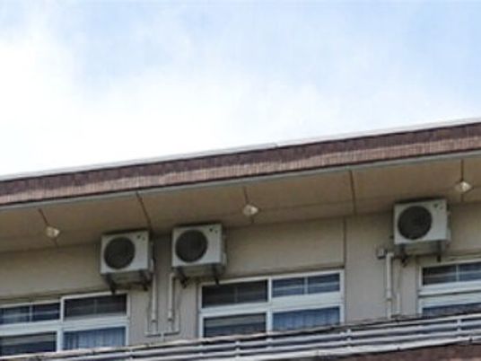 建物外観の屋根上空調機  