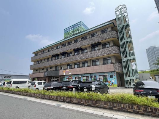 駐車場付きの建物