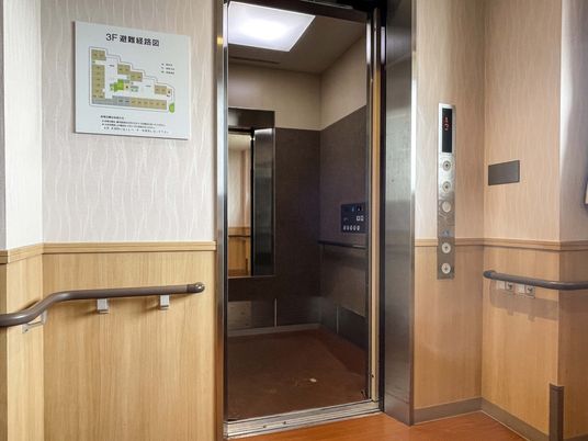 車椅子対応のエレベーター
