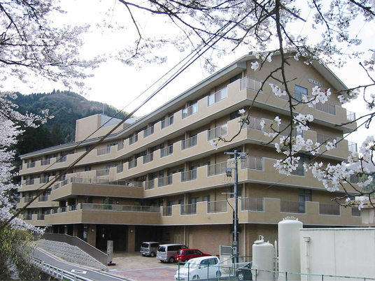 桜に囲まれた施設外観  