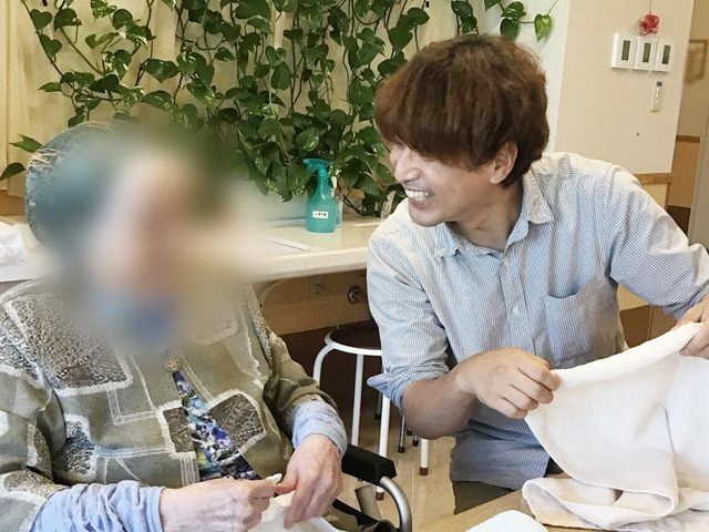 笑顔とコミュニケーションの場 スタッフイメージ スタッフが入居者と笑顔でふれあう様子で、日々の関わりを大切にしています。