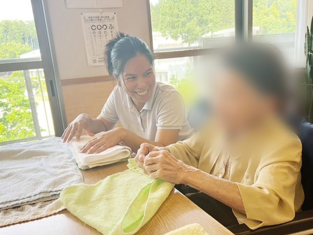 明るい窓辺の様子 エントランス 自然光を活用した明るい空間で、和やかな会話が交わされています。リラックスした空間で支援を行いやすい環境です。