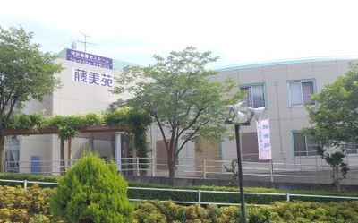 明るい建物の外観