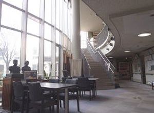 日差しが入るダイニング