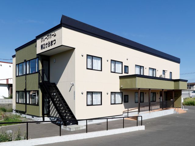 清潔感のある建物外観 外観 広々とした通路が整備され、すっきりとした外観の建物です。働く環境の良さを物語る風景で、日々の業務もはかどりそうです。