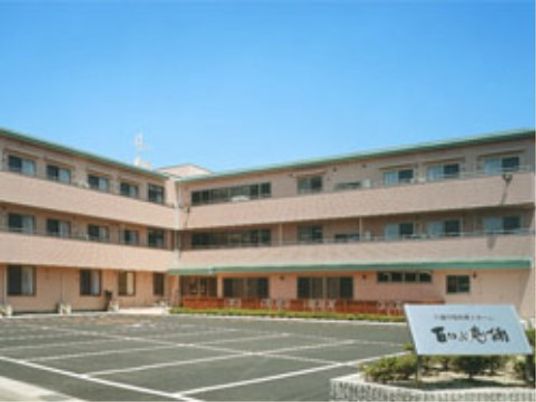 明るい外観の施設全体