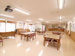 広々とした明るい食堂