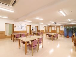 明るい食堂スペース