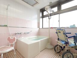 バリアフリーの浴室設備