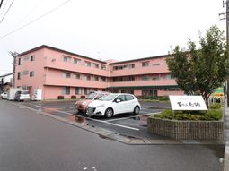 ピンクの外壁の建物