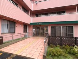 温かみのあるピンクの外壁