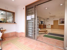 エントランスの明るい空間