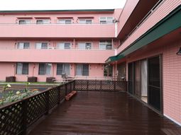 中庭を望むテラス