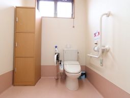 バリアフリーのトイレ空間