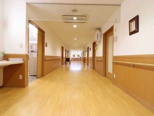 木目調の暖かみある廊下