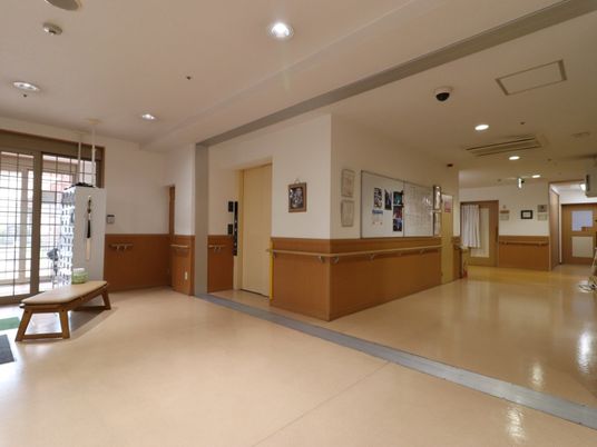 広々とした清潔な廊下