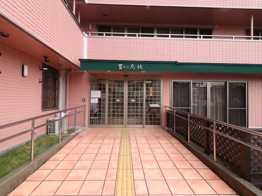 ピンクの壁のエントランス