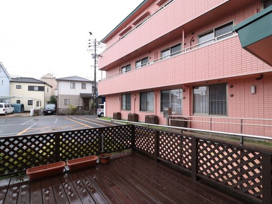 明るいピンクの建物外観