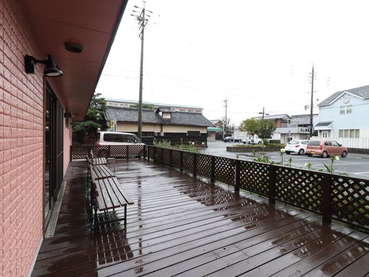 雨の日の屋外テラス