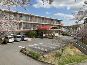 桜に囲まれた施設外観  