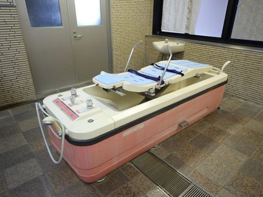 入浴用機器のある浴室  