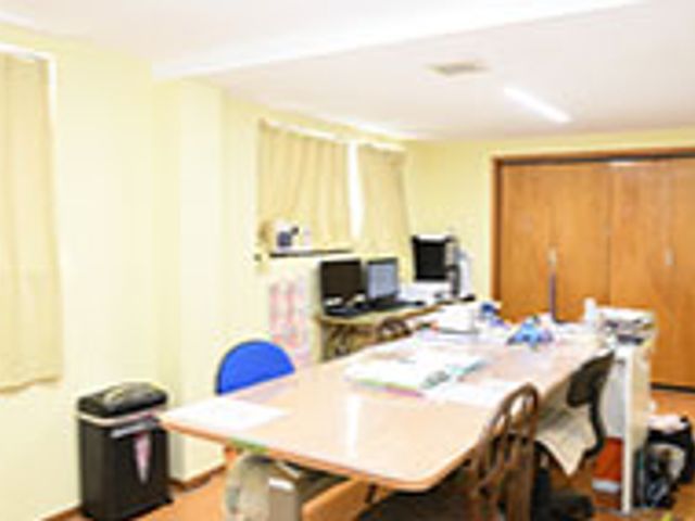 広々とした居室 居室 広々とした空間で、作業がしやすいデスクが設置されています。窓から自然光が差し込み、快適に過ごせます。