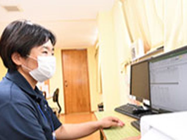 スタッフが業務する部屋 スタッフイメージ 職員がデスクでパソコンを操作しています。明るい空間で業務がしやすい環境です。