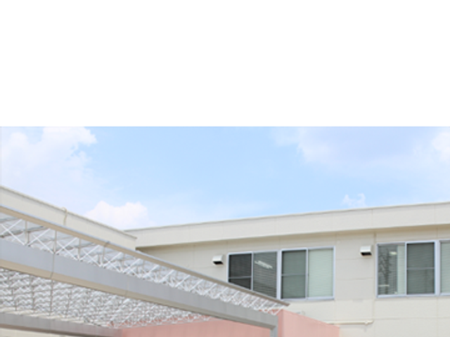 明るい入口の外観 外観 広々とした入口があり、出入りがしやすい造りになっています。建物の周囲には駐輪スペースも整備されています。