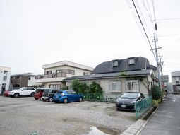 住宅街に溶け込む施設外観