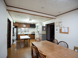 清潔感のある食堂の様子