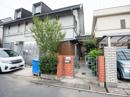 住宅街にある外観