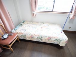 居室のベッドと椅子