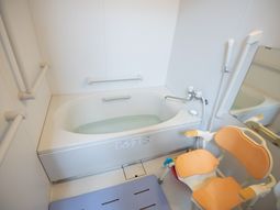 バリアフリー設計の浴室