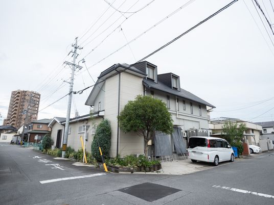 街中に佇む施設外観