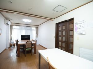 明るい居室とテーブル