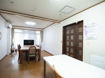 明るい居室とテーブル