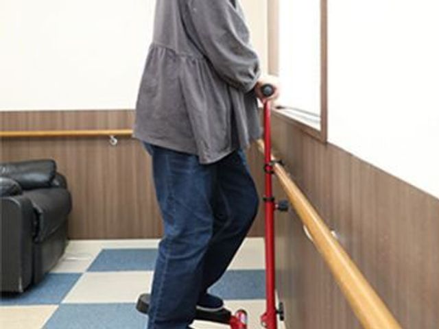 運動器具のある部屋 機能訓練室 自然光が差し込む機能訓練室で、リラックスしながらの運動が可能です。利用者が安心して使用できる設備があります。
