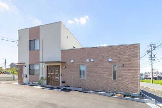 開放的な建物の外観  