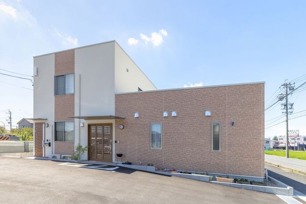開放的な建物の外観  